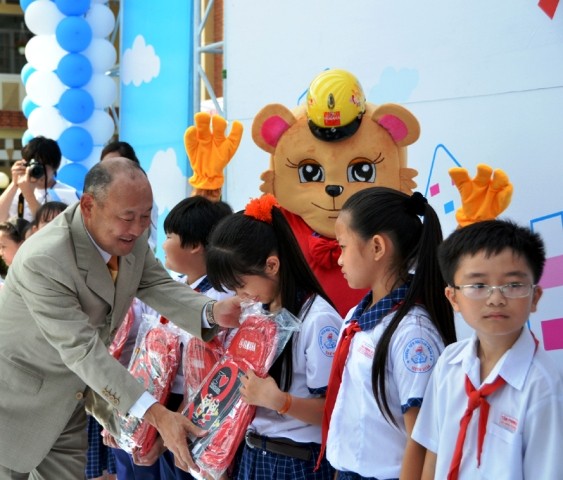 Ông Asano Masaki trao quà tặng cho học sinh tiểu học Sóc Sơn